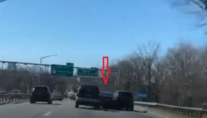 VIDEÓ: Élőben közvetítették, ahogy az autók között száguldoznak – Az egyik vagány egy ártatlannal ütközött