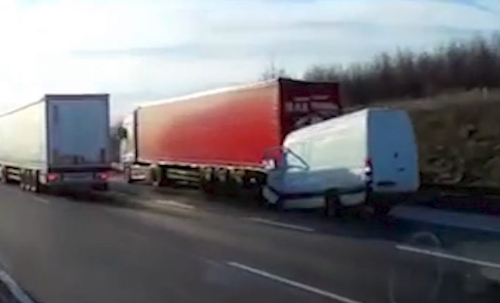 VIDEÓ: FRISSÍTVE! Kamion hátuljába szaladt egy kisbusz az M0-áson