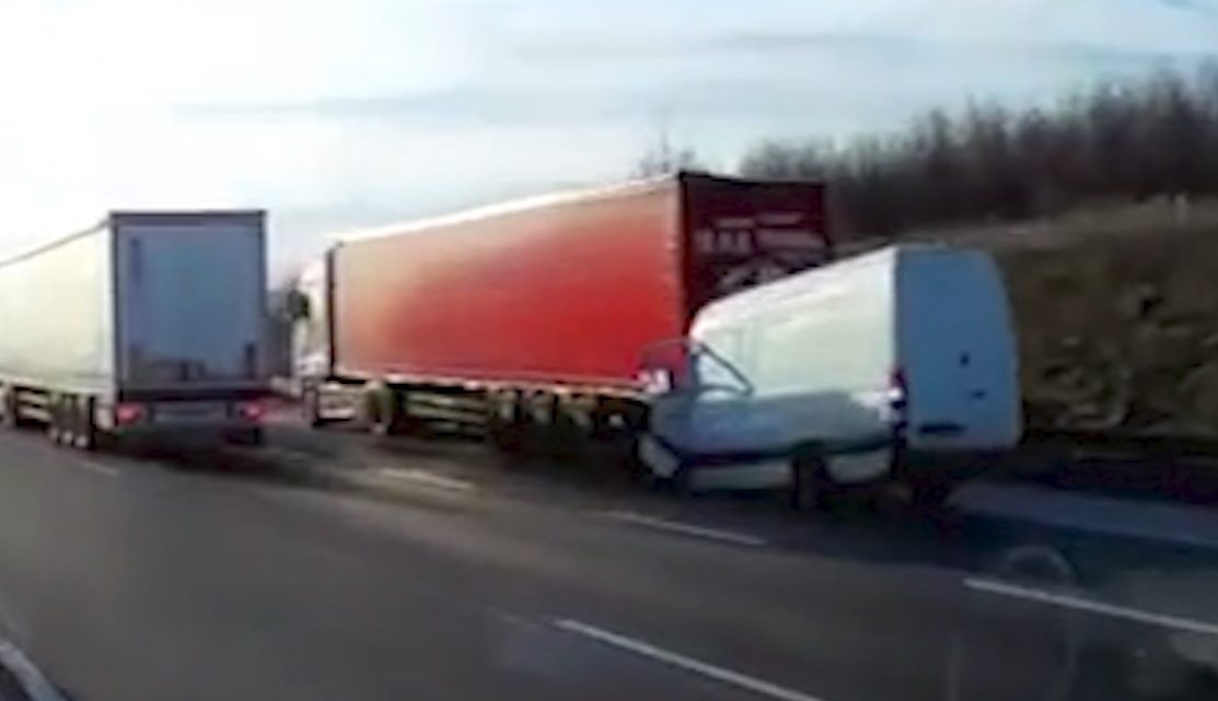 VIDEÓ: FRISSÍTVE! Kamion hátuljába szaladt egy kisbusz az M0-áson VIDEÓ: FRISSÍTVE! Kamion hátuljába szaladt egy kisbusz az M0-áson