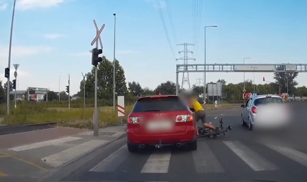 Tanulságos videó egy biciklis gyalogátkelőn történő elütéséről Tanulságos videó egy biciklis gyalogátkelőn történő elütéséről