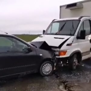 VIDEÓ: Személyautó elé kanyarodott a teherautós – Az autó sofőrje életét vesztette