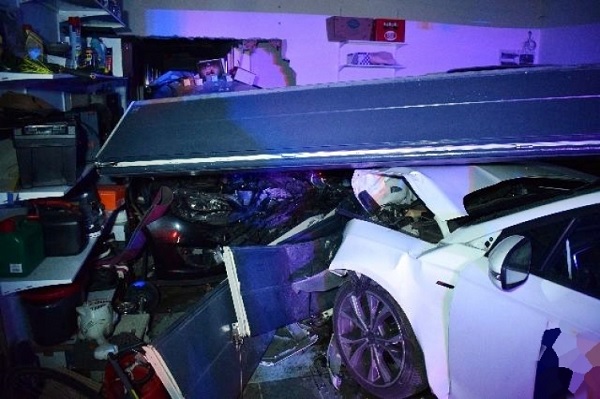 FOTÓK: Garázsba csapódott, az ott parkoló autót pedig a lakótérig tolta egy ittas autós