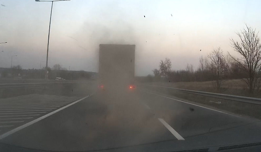 VIDEÓ: Olvasónk előtt robbant fel egy kamion kereke defekt miatt