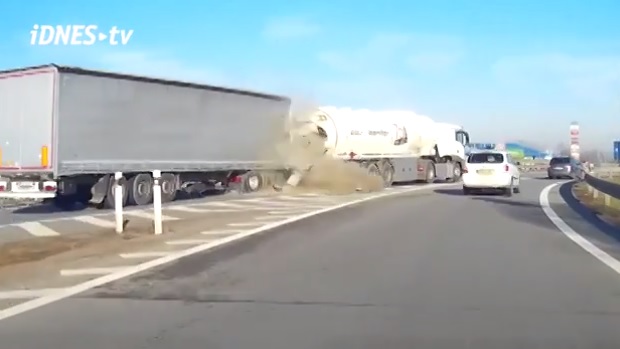 VIDEÓ: Durva baleset – Kamionos rongyolt bele hátulról a tartálykocsiba