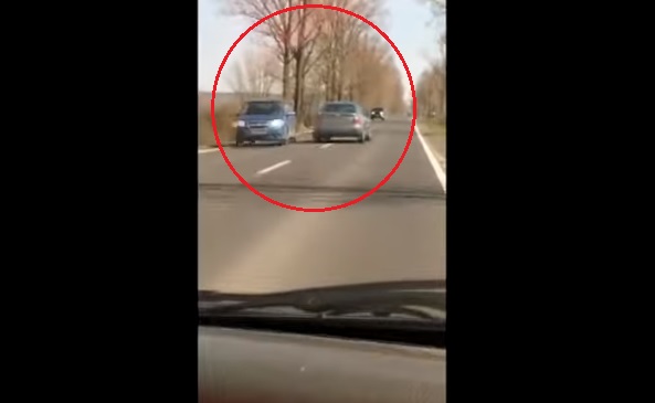 VIDEÓ: Közúti veszélyeztetés – Többször is veszélyesen áttért az autós a szembe sávba