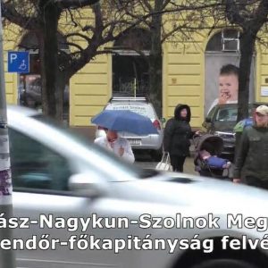 A MEGACUKI rendőrségi nőnapi köszöntő videó elején sem minden stimmel