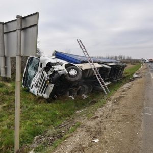 FOTÓK: Későn vette észre a teherautós az előtte megálló teherautókat – Nekik ütközött, majd árokba borult