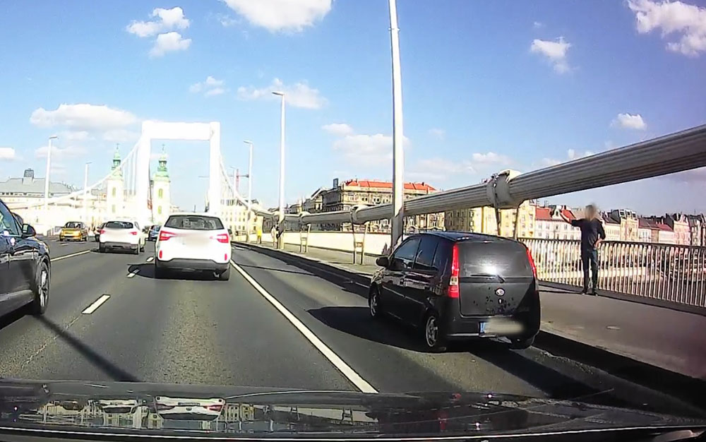 VIDEÓ: Az Erzsébet híd közepén álltak meg egy jót szelfizni