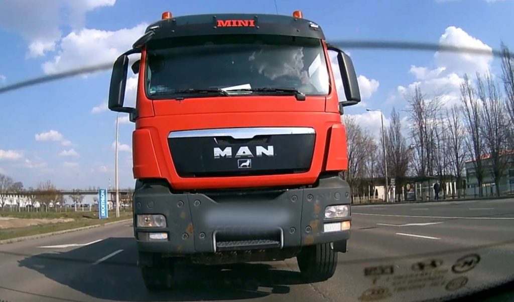 VIDEÓ: A bicepszét csókolgatta? :) Az ilyeneknek nem kamiont kéne vezetni, hanem egy pszichológust felkeresni
