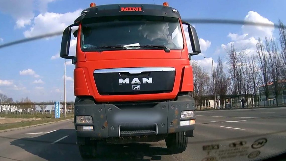 VIDEÓ: A bicepszét csókolgatta? :) Az ilyeneknek nem kamiont kéne vezetni, hanem egy pszichológust felkeresni VIDEÓ: A bicepszét csókolgatta? :) Az ilyeneknek nem kamiont kéne vezetni, hanem egy pszichológust felkeresni
