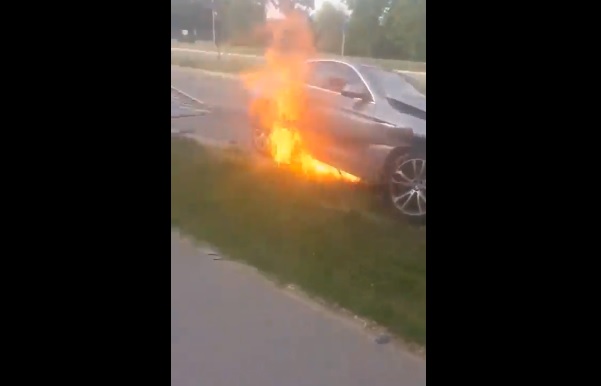VIDEÓ: Nem elég, hogy rommá törte az autóját, a tréleresnek sikerült felgyújtania is azt