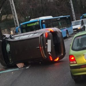 Fának csapódott és felborult egy autó délután a 2. kerületben