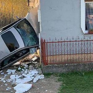 FOTÓK: Ketten aludtak a házban, amikor átszakította a falat a kocsi