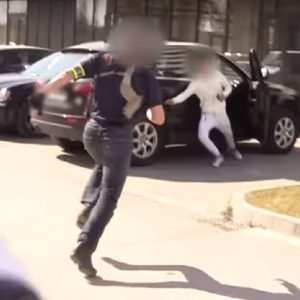 VIDEÓ: A pihentetés utáni pillanatban fogták meg az autótolvajokat