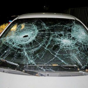 A 25 éves férfi agyát elöntötte a düh. Szétverte baltával a Daewoot