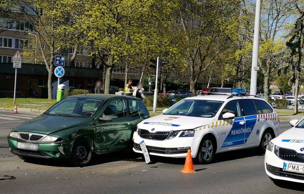 Zöld jelzésen elindult egy fülhallgatós gyalogos, aki nem vette észre a szirénázó rendőrautót Zöld jelzésen elindult egy fülhallgatós gyalogos, aki nem vette észre a szirénázó rendőrautót