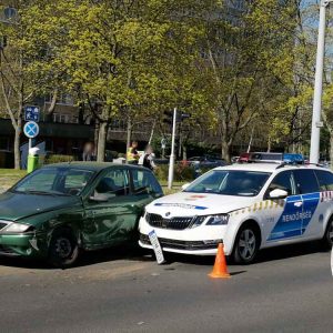 Zöld jelzésen elindult egy fülhallgatós gyalogos, aki nem vette észre a szirénázó rendőrautót