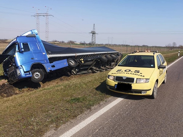 FOTÓK: Árokba hajtott egy kamionos az M3-as autópályán – Úgy tudjuk a sofőr elaludt