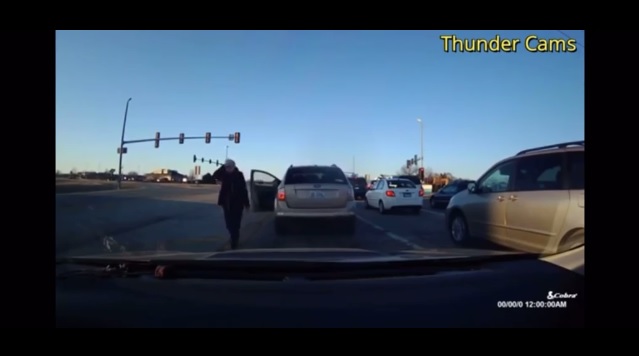 VIDEÓ: Pirosnál állva beletolatott a mögötte állóba az idős úr, majd kiszállt, ekkor pedig elgurult az autója