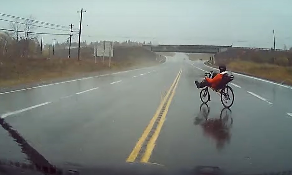 VIDEÓ: Döbbenet, amit ez a bringás művelt a 4 sávos úton