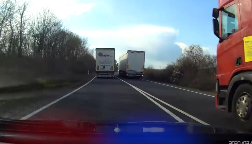 VIDEÓ: Gátlástalan kamionost pofátlan(tan)ítottak a rendőrök