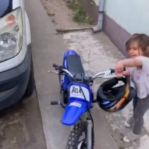 VIDEÓ: Szinte még gagyog, de már motorozni tanul a kislány