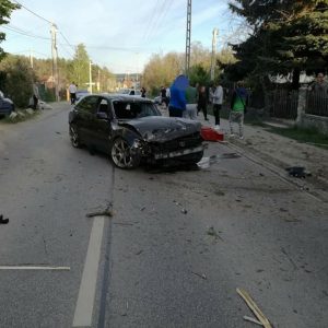 Driftelő fiatalok taroltak le egy kerítést Erdőkertesen