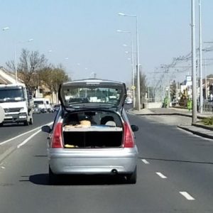 Mennyire figyeli a környezetét az a sofőr, akinek nem tűnik fel 80-nál a nyitva maradt csomagtartó?