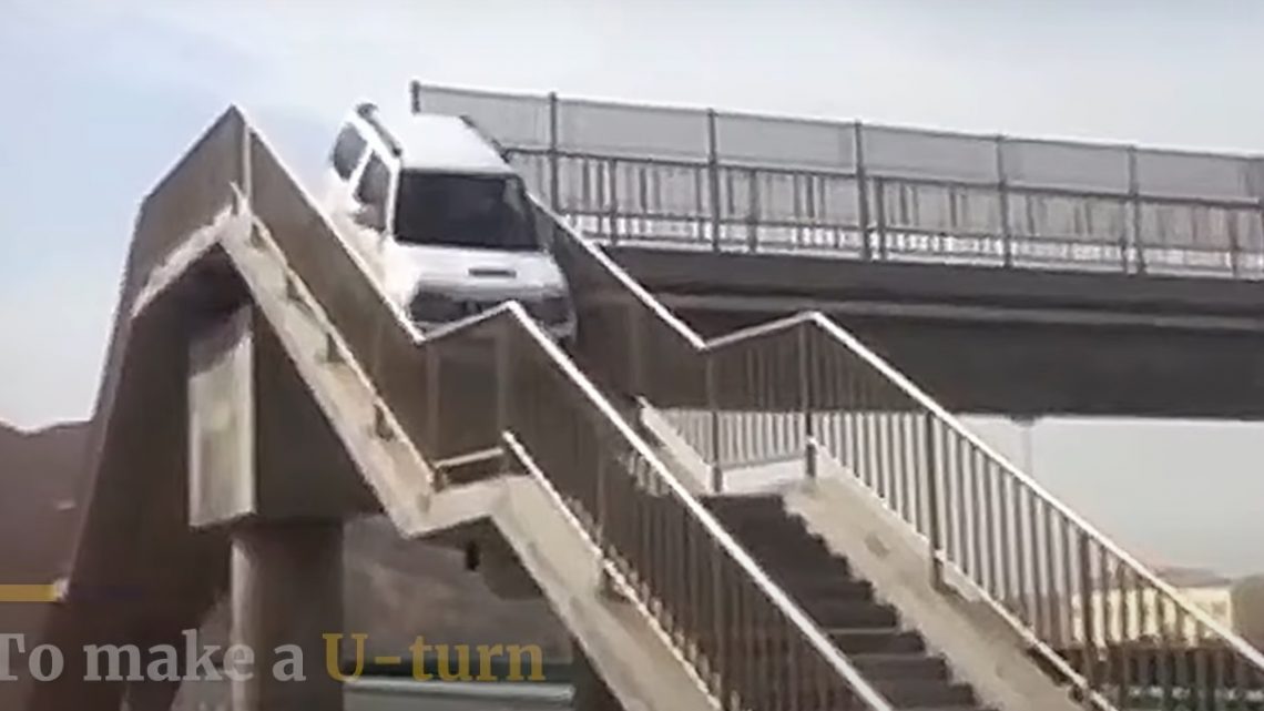 VIDEÓ: A gyalogos felüljárón fordult meg Jimny-jével, mert benézte a kijáratot VIDEÓ: A gyalogos felüljárón fordult meg Jimny-jével, mert benézte a kijáratot