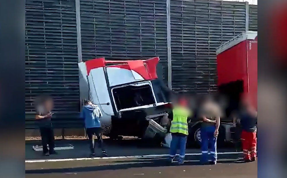 VIDEÓ: Zajvédőfalnak csapódott egy kamion az M3-ason, Gödöllőnél