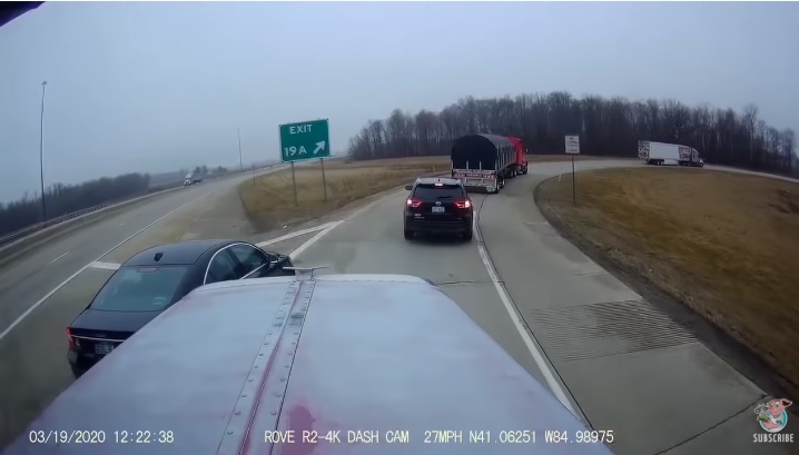 VIDEÓ: Kitartóan küzdött az autós, hogy bevághasson a kamionos elé, de…
