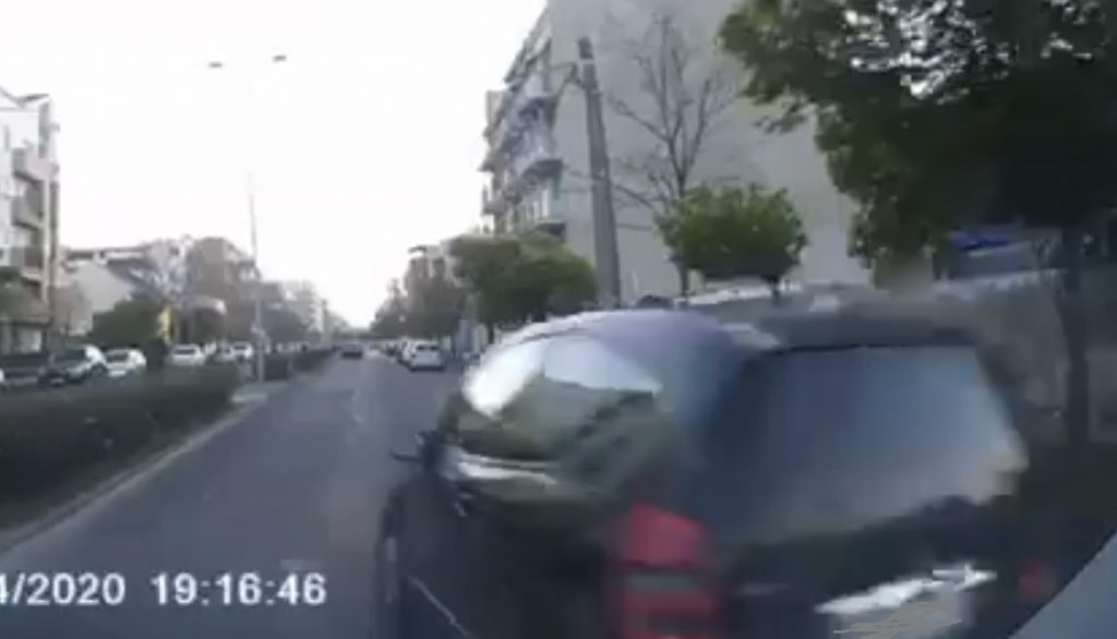 VIDEÓ: A padkán átgázolva, jobbról előzte a gyalogost elengedő autót a suttyó