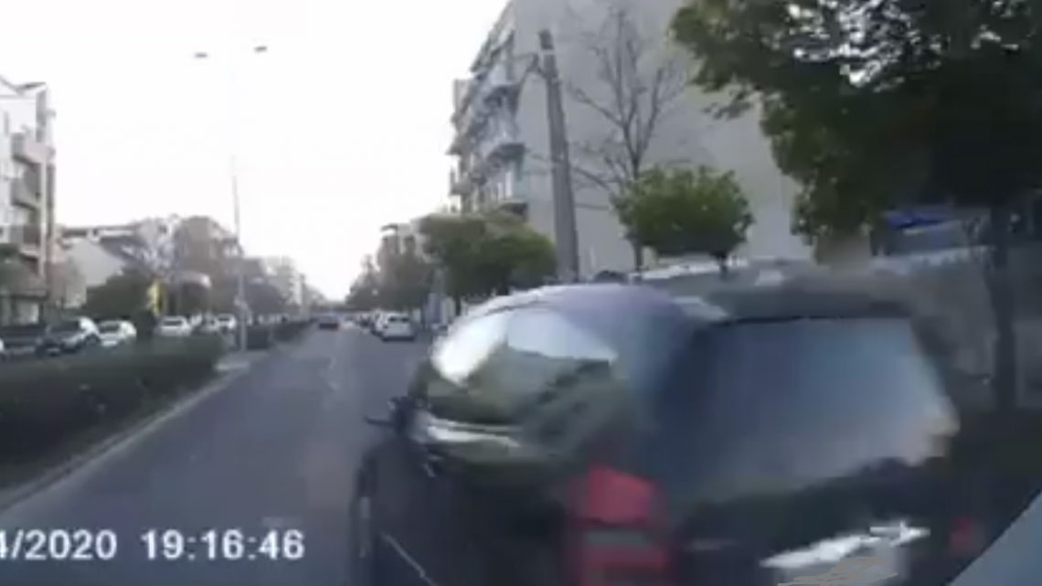 VIDEÓ: A padkán átgázolva, jobbról előzte a gyalogost elengedő autót a suttyó VIDEÓ: A padkán átgázolva, jobbról előzte a gyalogost elengedő autót a suttyó