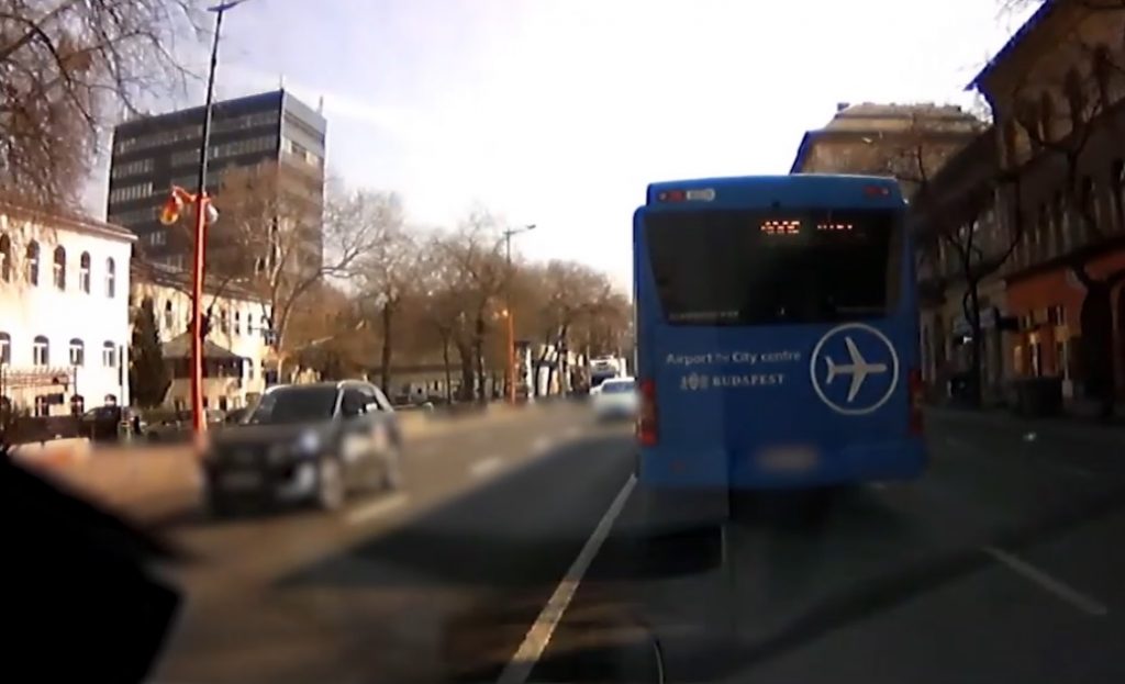 VIDEÓ: 45 másodpercen át képtelen volt lehúzódni a kéklámpás elől a 100E VIDEÓ: 45 másodpercen át képtelen volt lehúzódni a kéklámpás elől a 100E