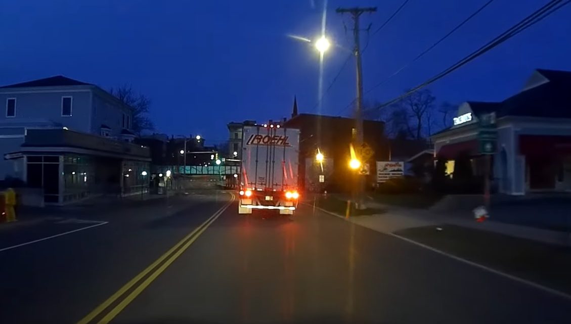 Videón, ahogy figyelmen kívül hagyja a figyelmeztetéseket a kamionos. Így történnek ezek a balesetek Videón, ahogy figyelmen kívül hagyja a figyelmeztetéseket a kamionos. Így történnek ezek a balesetek