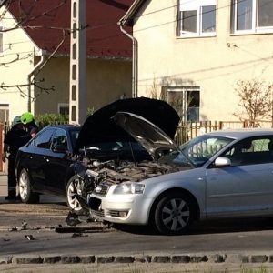 FOTÓK: Összeütközött két személygépkocsi a 17. kerületben, a Pesti úton