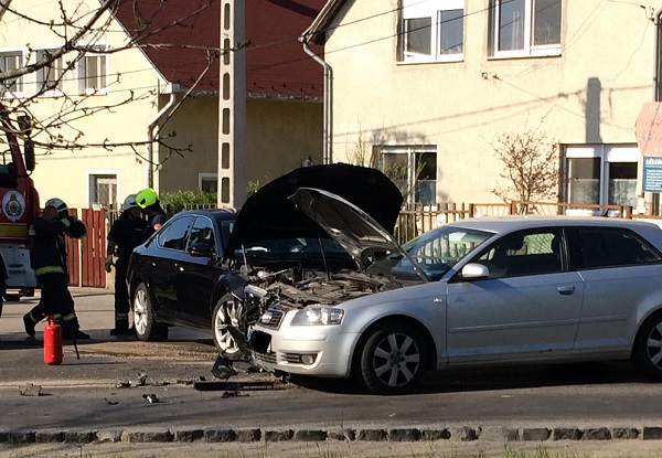 FOTÓK: Összeütközött két személygépkocsi a 17. kerületben, a Pesti úton