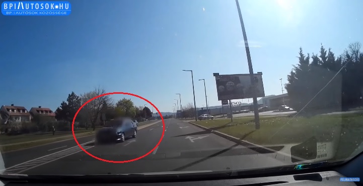 VIDEÓ: Megint sikerült egy autósnak a forgalommal szemben haladnia