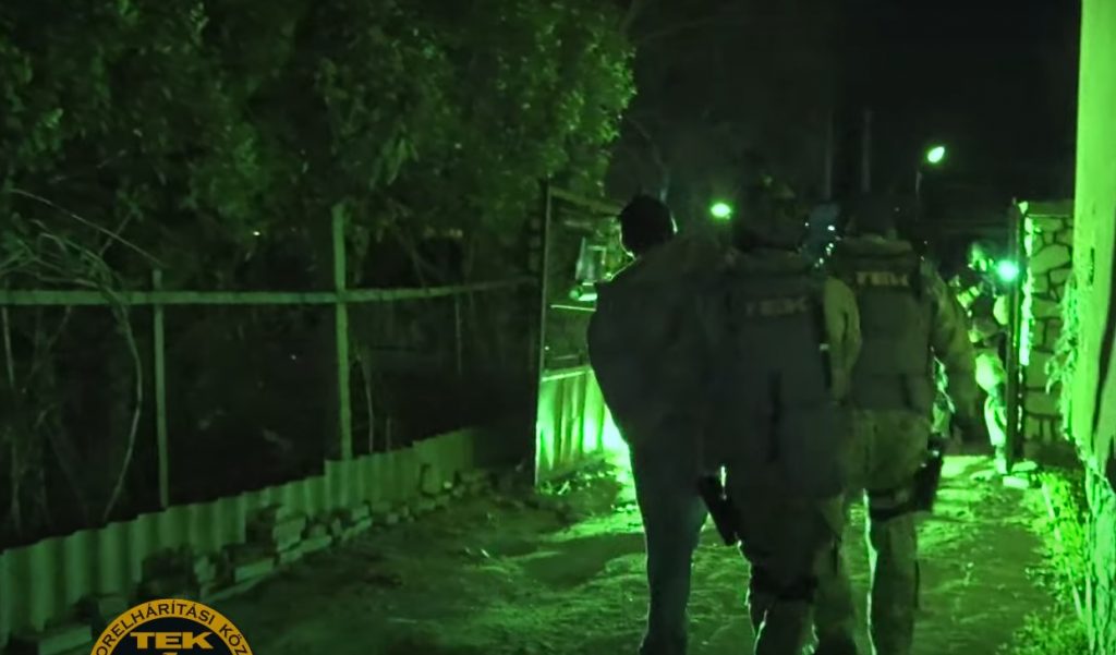 VIDEÓ: Így kapta el a TEK és a rendőrök a 21 autót feltörő párt