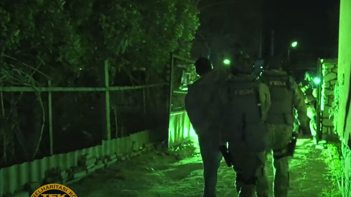 VIDEÓ: Így kapta el a TEK és a rendőrök a 21 autót feltörő párt VIDEÓ: Így kapta el a TEK és a rendőrök a 21 autót feltörő párt