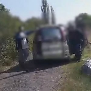 VIDEÓ: „Megfogod te nagy tulokfejű Te is! És az összeset elviszitek.” Újabb rajtaütés szemetelőkön