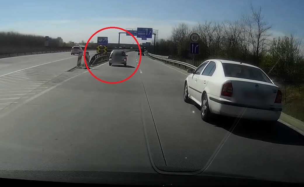 Igen! Nos, videón, ahogy ő feltolat a bódéval az M0-ásra Igen! Nos, videón, ahogy ő feltolat a bódéval az M0-ásra