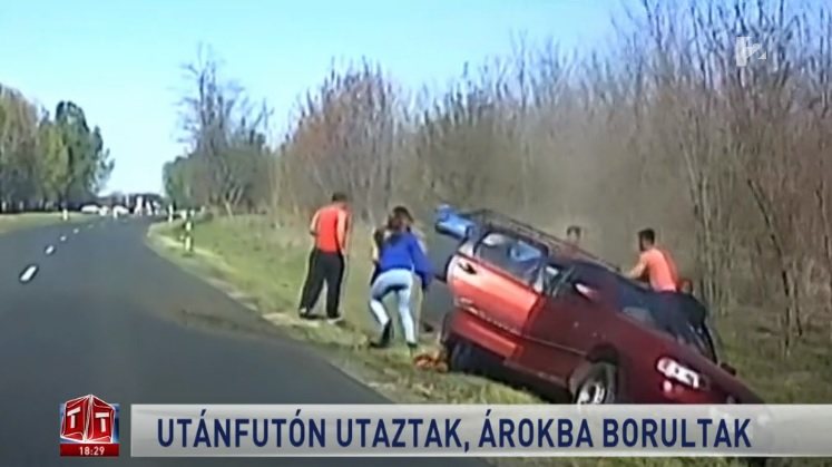 VIDEÓ: Az utánfutóján is ültek annak az autónak, ami az árokba borult pár napja
