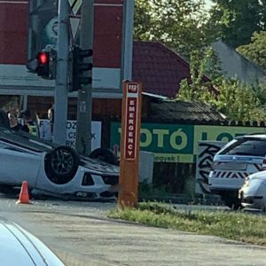 FOTÓK: Felborult egy autó a Gyömrői úton, a Csévéző utcánál