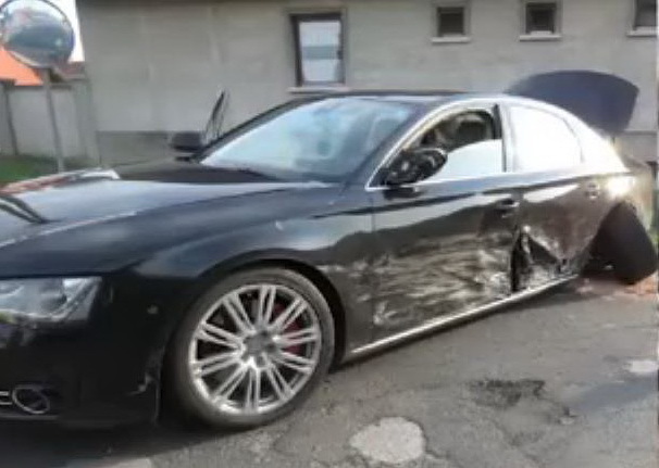 VIDEÓ: 150-nel előzte meg a rendőrautót a BMW, majd Audival ütközött