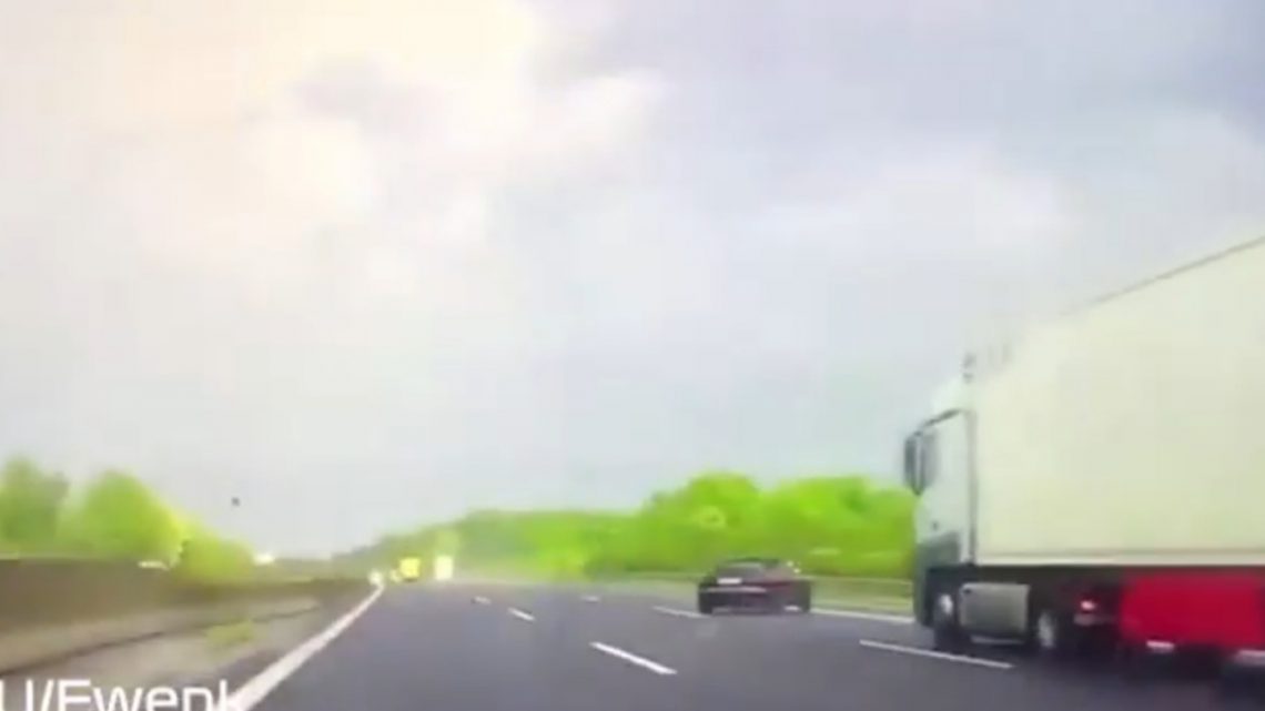 VIDEÓ: Hihetetlen, de megfogta! Szárazról a nedves szakaszra hajtott a pályán VIDEÓ: Hihetetlen, de megfogta! Szárazról a nedves szakaszra hajtott a pályán