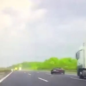 VIDEÓ: Hihetetlen, de megfogta! Szárazról a nedves szakaszra hajtott a pályán
