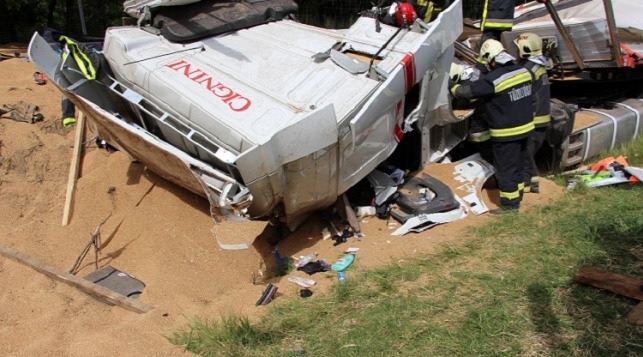 FOTÓK: Életét vesztette tegnap az M1-en egy sofőr – A baleset miatt ráborult a teherautója rakománya