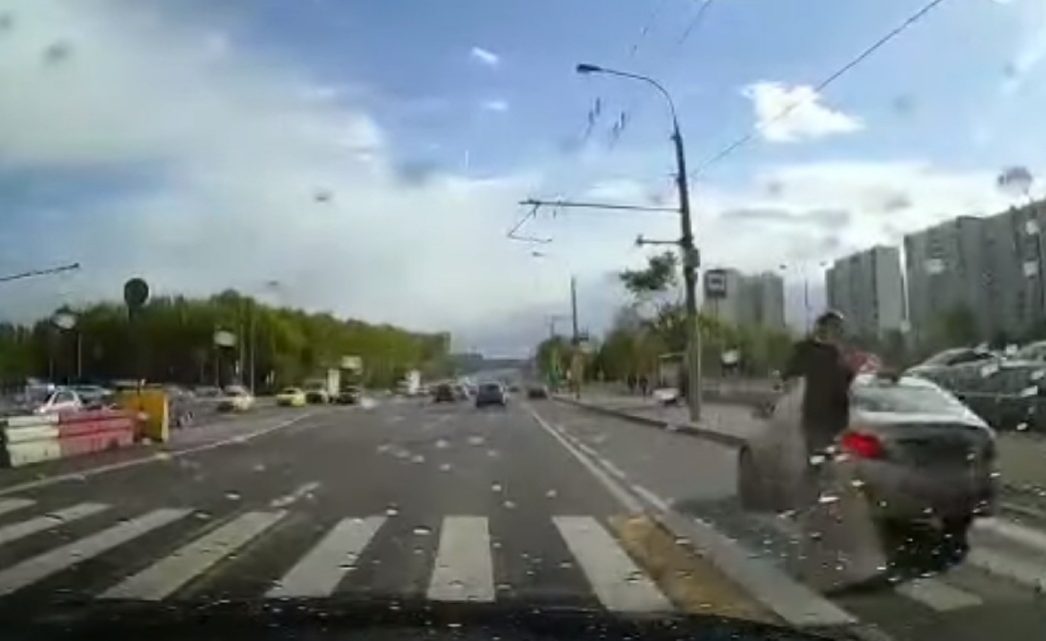 VIDEÓ: Majdnem megölte potenciális utasát a moszkvai taxis VIDEÓ: Majdnem megölte potenciális utasát a moszkvai taxis