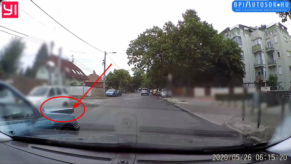 VIDEÓ: Ez a kocsi nem véletlen néz ki így! Még a gyalogost elengedő autós is kihúzta a sofőrnél a gyufát